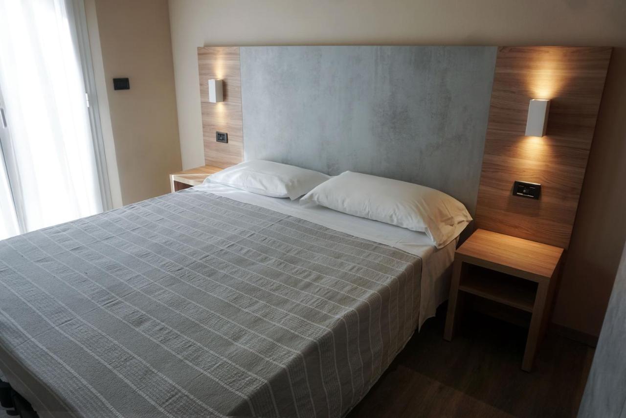 רימיני Hotel Londra מראה חיצוני תמונה